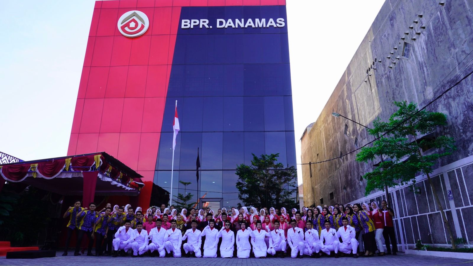 Upacara HUT RI ke-79: Karyawan dan Direksi BPR Danamas Rayakan Semangat Kemerdekaan